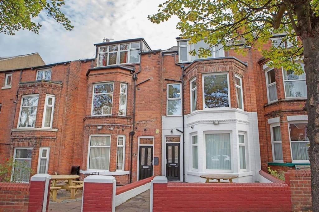 Scarborough Stays - Luxury Townhouse Ideal For Large Groups - Hot Tub Екстериор снимка